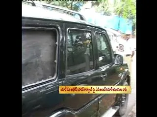 MP Anjan Kumar Yadav Supporters attacked on UP CM's Convoy - Sakshi
