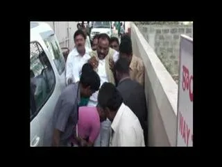 Stage collapsed in TDP's public meeting, Ex MLA injured - Sakshi