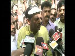 Samaikyandhra Activists protest against Government Offices - Sakshi