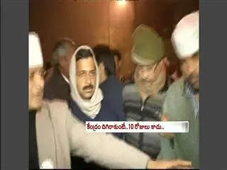 arvind kejriwal threatens to flood rajpath with aap supporters - Sakshi