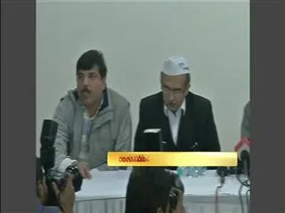 Man throws black paint on Kejriwal in press conference - Sakshi