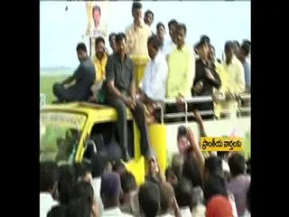 Chandrababu bus yatra failed in seemandhra - Sakshi