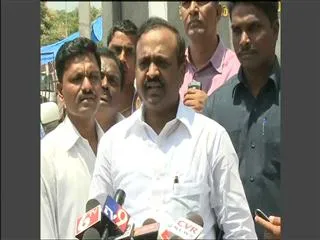 Ex-MP Vallabhaneni Balasouri meets Jagan, to join YSRCP - Sakshi