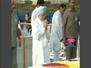 manmohan singh sonia gandhi pay obeisance to mahatma gandhi at rajghat - Sakshi