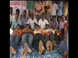 Deekshas in support of Jagan in Bhimunipatnam - Sakshi