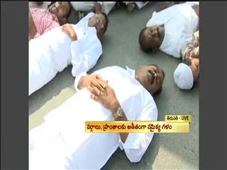 Bhumana Karunakar Reddy Innovative Protest - Sakshi