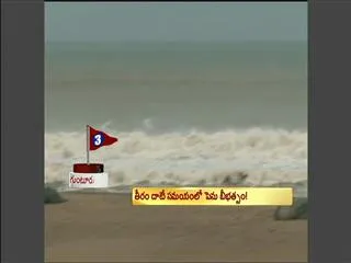 Odisha evacuates 5 lakh people as cyclone Phailin approaches Bhubaneswar - Sakshi