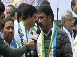 Huge amount of samaikyandhra activists reach delhi - Sakshi