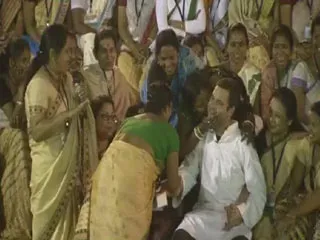 Woman who kissed Rahul Gandhi burnt to death - Sakshi