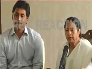 Jagan is my Brother, I supports Samaikyandhra says Mamata banerjee - Sakshi