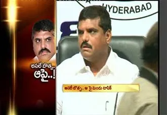 Y.S Vijayamma visits flood affected areas - Sakshi