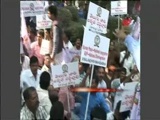 visalandhra mahasabha protests before bjp office in newdelhi - Sakshi