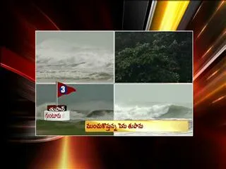 Odisha evacuates 2.5 lakh people as cyclone Phailin approaches Bhubaneswar - Sakshi