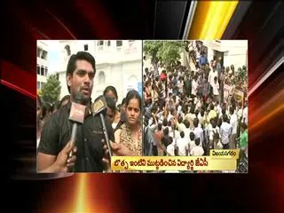 Botsa's house attacked by Samaikyandhra activists - Sakshi