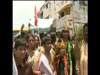Samaikyandhra activists protest in front of PCC Chief's House - Sakshi