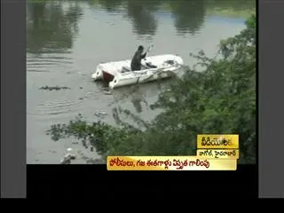 Hyderabad: 18-month-old kid falls into river after slipping from father's arms - Sakshi