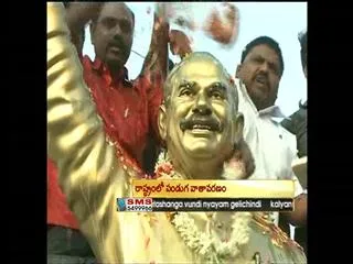 Family, YSR Congress workers celebrate Jagan Reddy's bail - Sakshi