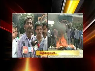 Students fire on Central Minister Purandeswari - Sakshi