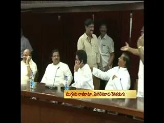 Three ministers, over 50 legislators from Seemandhra resign - Sakshi