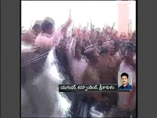 stones thrown on chiranjeevi - Sakshi