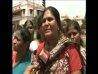 Samaikyandhra Activists fire on Central Ministers - Sakshi