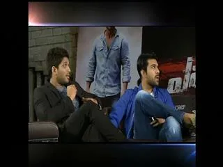 Ramcharan and Allu Arjun chit chat about Yevadu - Sakshi