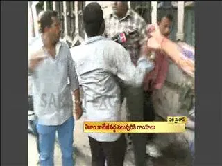 Deadly clashes between APNGOs & TJAC - Sakshi