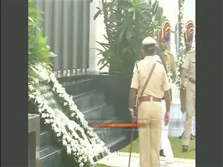 26/11: Chavan pays tribute to martyrs - Sakshi