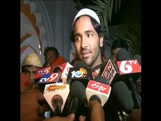 Vishnu pays obeisance at Kadapa dargah - Sakshi