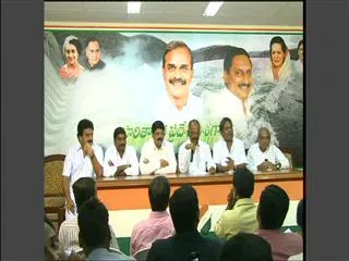Seemandhra congress leaders to conduct deeksha at gandhi statue in assembly - Sakshi