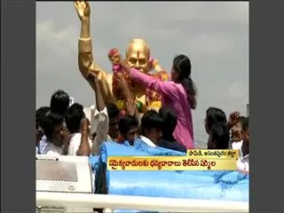 Sharmilas Sankharavam bus yatra in Kurnool - Sakshi