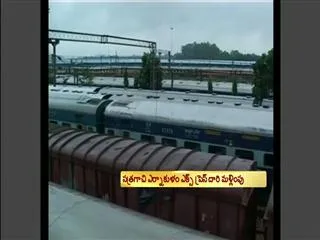Cyclone Phailin aftermath: East Coast Railway train services resume after two days - Sakshi