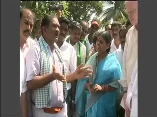 YS vijayamma visits flood affected regions - Sakshi