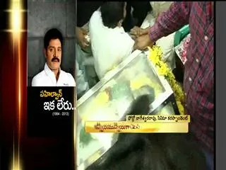 Huge crowd at Srihari house - Sakshi