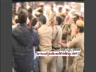 ABVP workers picket ministers' quarters - Sakshi
