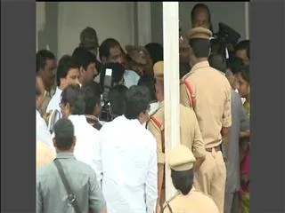 YS Vijayamma Receives Grand Welcome in Gannavaram Airport - Sakshi