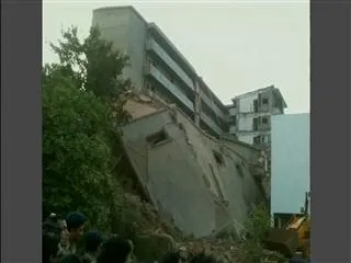8 workers killed in goa building collapse - Sakshi