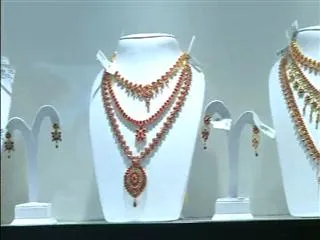 Gold may cross Rs 33,000 level on Dhanteras - Sakshi