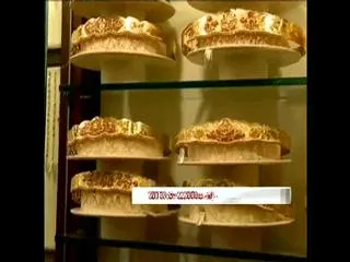 Gold futures down on global cues - Sakshi