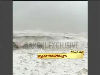 phailin cyclone became a fierce storm in gopalpur - Sakshi