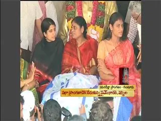 YS Bharathi,Sharmila Reaches To Deeksha Sabha - Sakshi