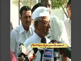 Cold war between Anna hazare and Arvind Kejriwal - Sakshi