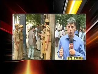 Telangana,Seemandhra Lawyers Fight At High Court - Sakshi