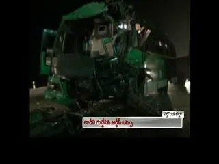 Rtc bus hits lorry 10 people injured - Sakshi