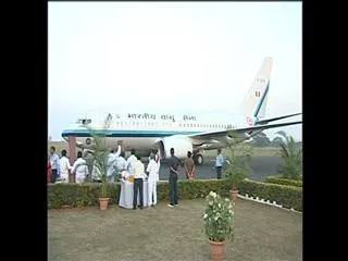 President Pranab Mukherjee reach Hyderabad - Sakshi