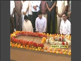 YS Jagan Mohan Reddy pays floral tributes at YSR ghat - Sakshi