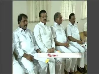 Seemandhra congress leaders stage dharna at indira park - Sakshi