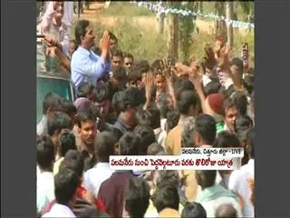 YS Jagan mohan reddy receives grand welcome in palamaneru - Sakshi