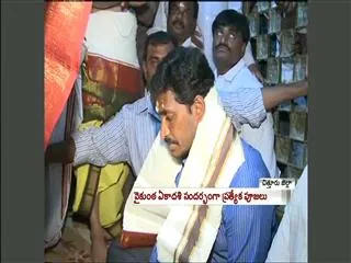 YS Jagan visits kanipakam temple - Sakshi