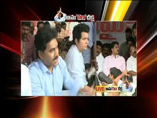 YS Jaganmohan Reddy's indefinite fast continues on second day - Sakshi